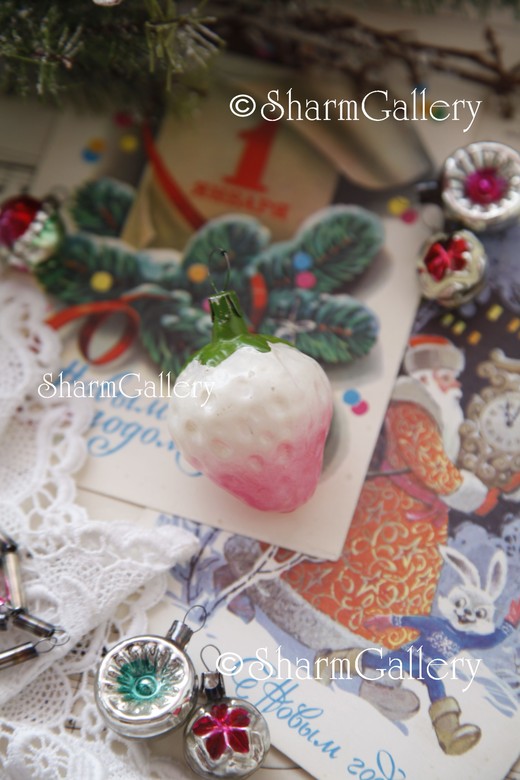 Клубничка розовая. Елочная игрушка, стекло, СССР.