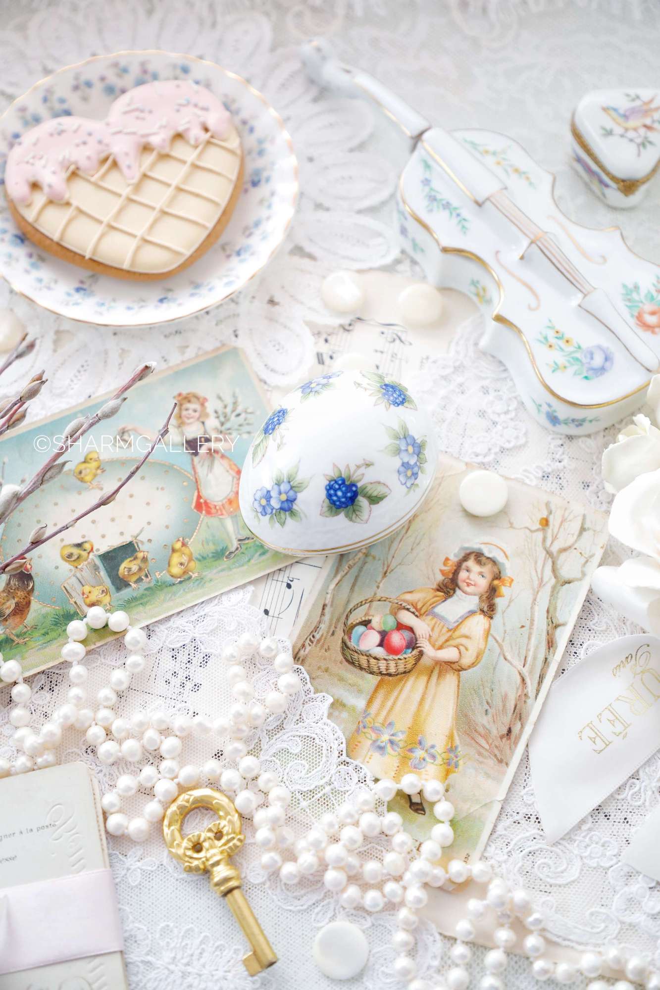 Фарфоровая шкатулка - яйцо "Ежевика и Незабудки", Hollohaza Венгрия.