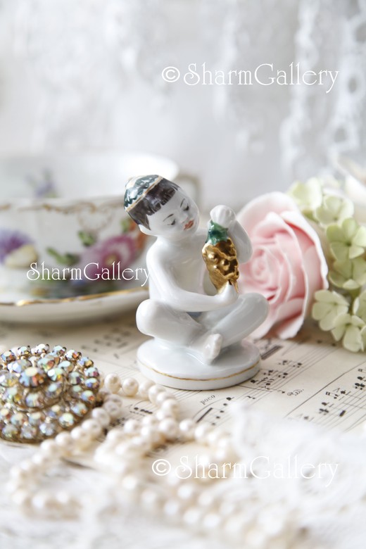 Статуэтка "Мальчик с виноградом". Фарфор, ЛФЗ 1950-60гг.