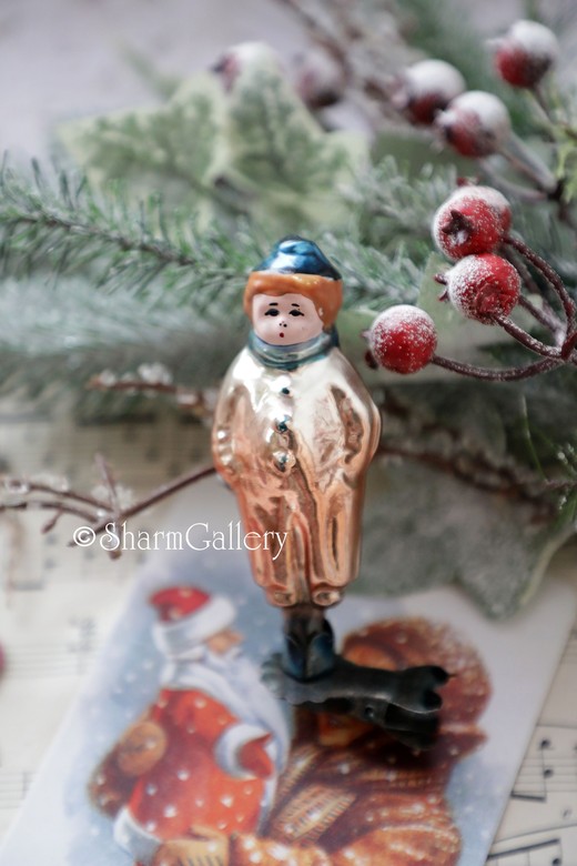 Ребенок в беретке. №2. Елочная игрушка, стекло на прищепке, СССР.