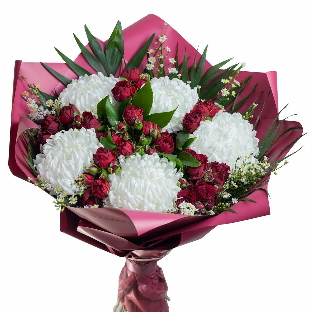 Букет из кустовых роз и хризантем