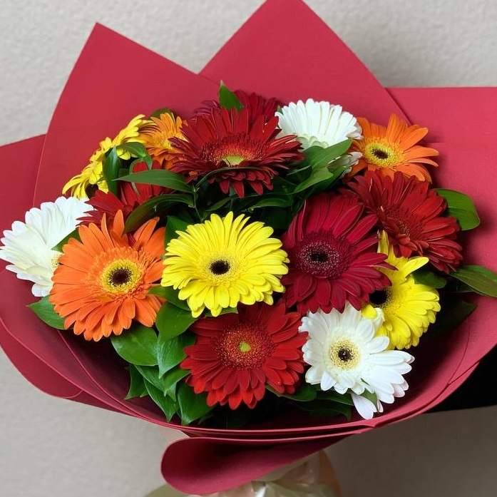 Букет из 15 ярких гербер