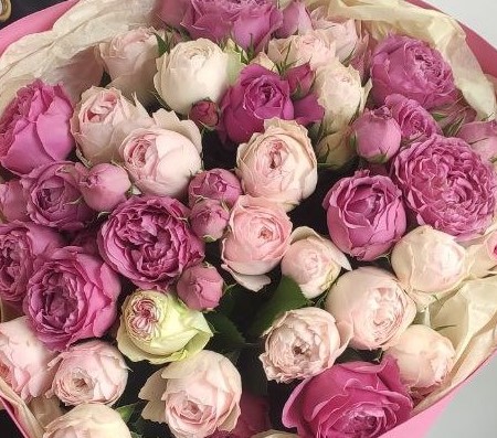 Букет из двух видов кустовых пионовидных роз