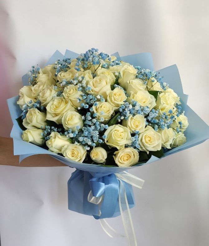 Букет 51 белая роза с гипсофилой