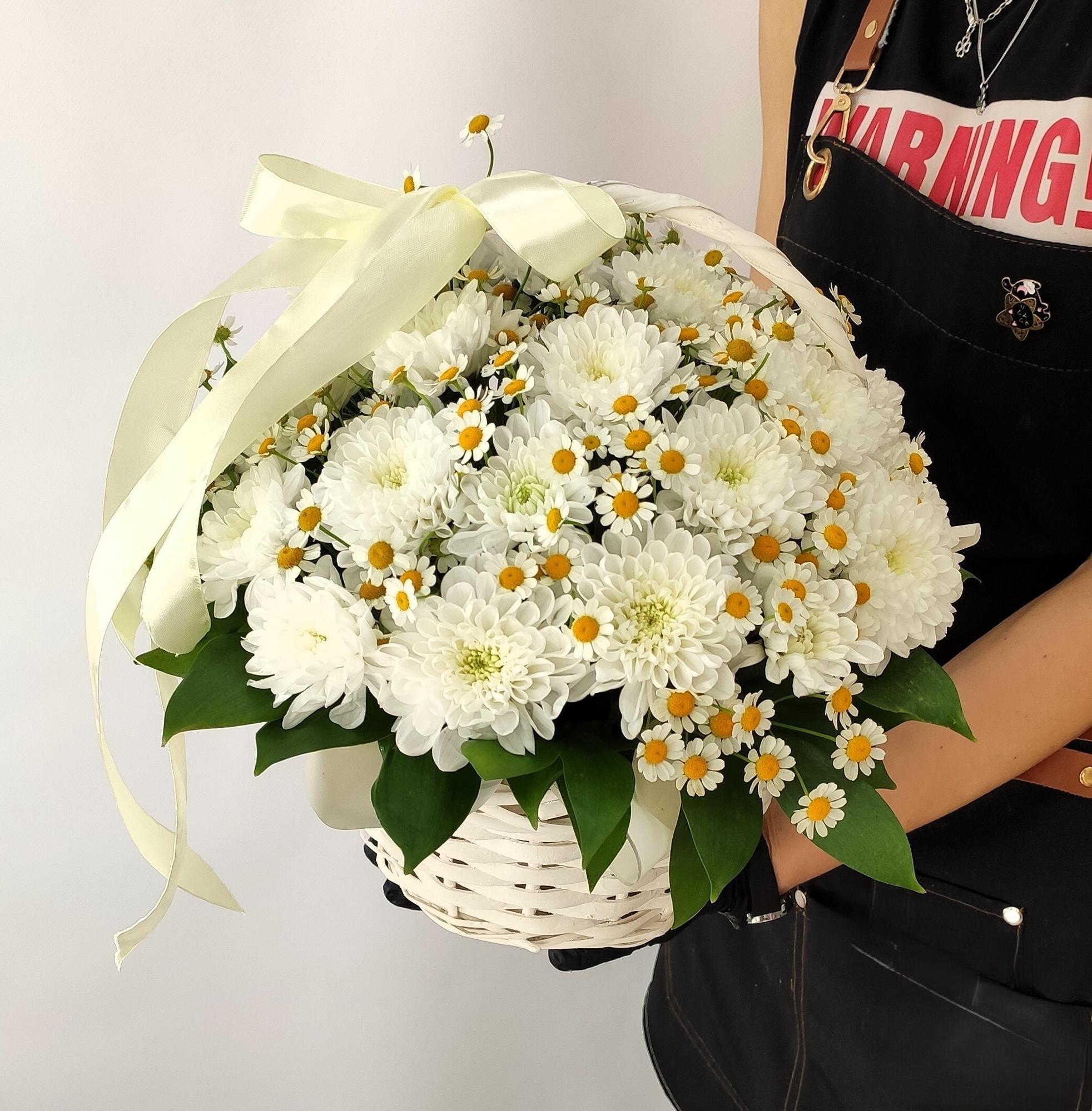 Корзина с хризантемами и ромашкой