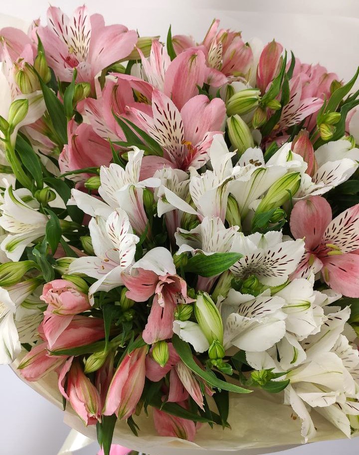 Букет 15 альстромерий