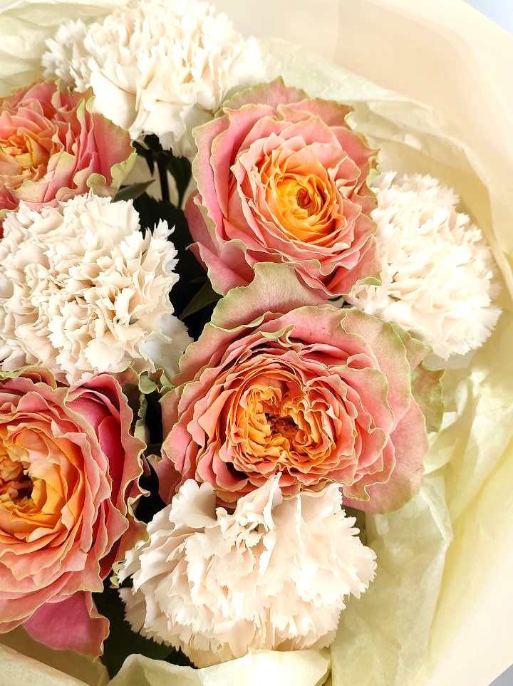 Букет  c розами и диантусами