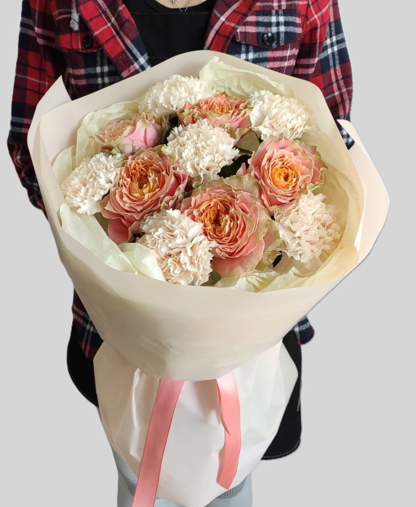 Букет  c розами и диантусами