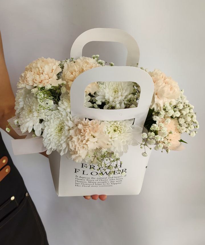 Сумочка с диантусами и хризантемой