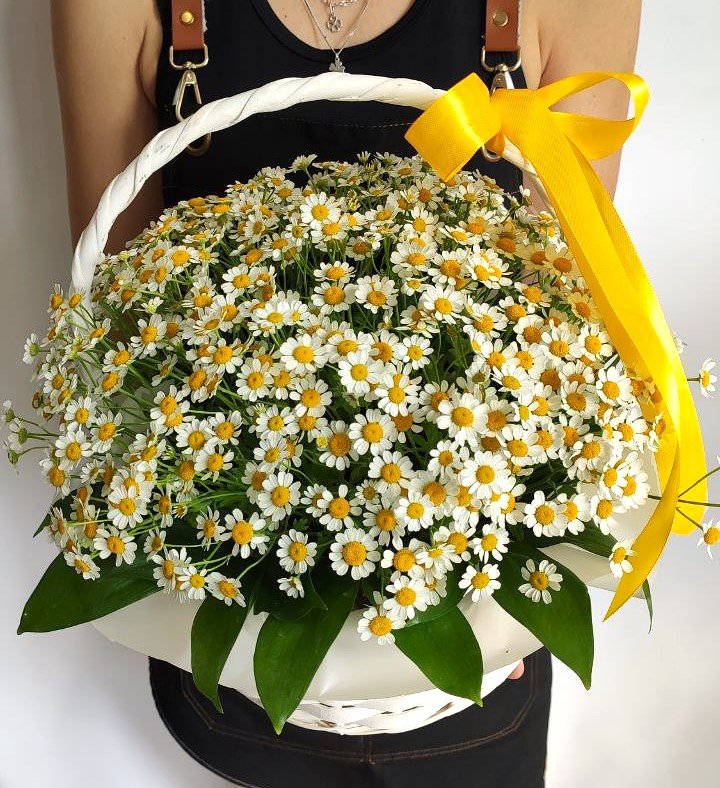 Корзина с мелкой ромашкой
