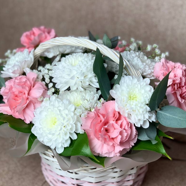 Корзина с диантусами и хризантемой