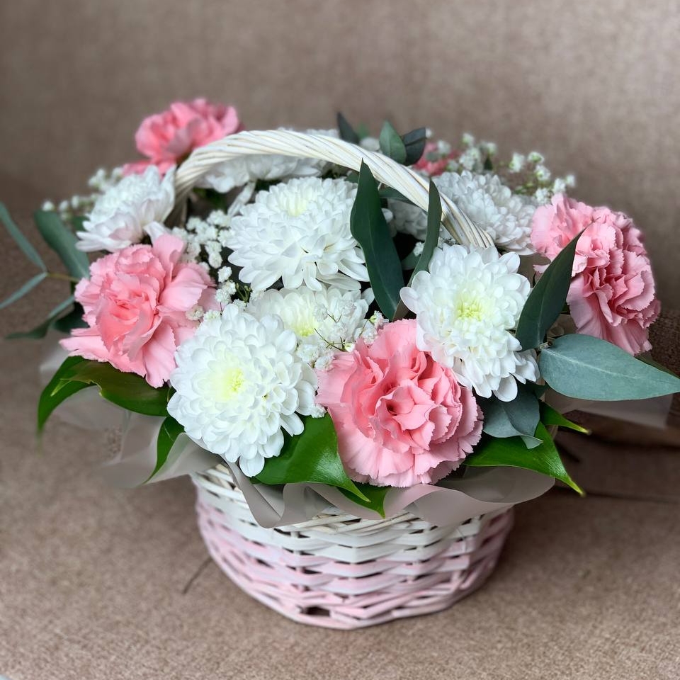 Корзина с диантусами и хризантемой
