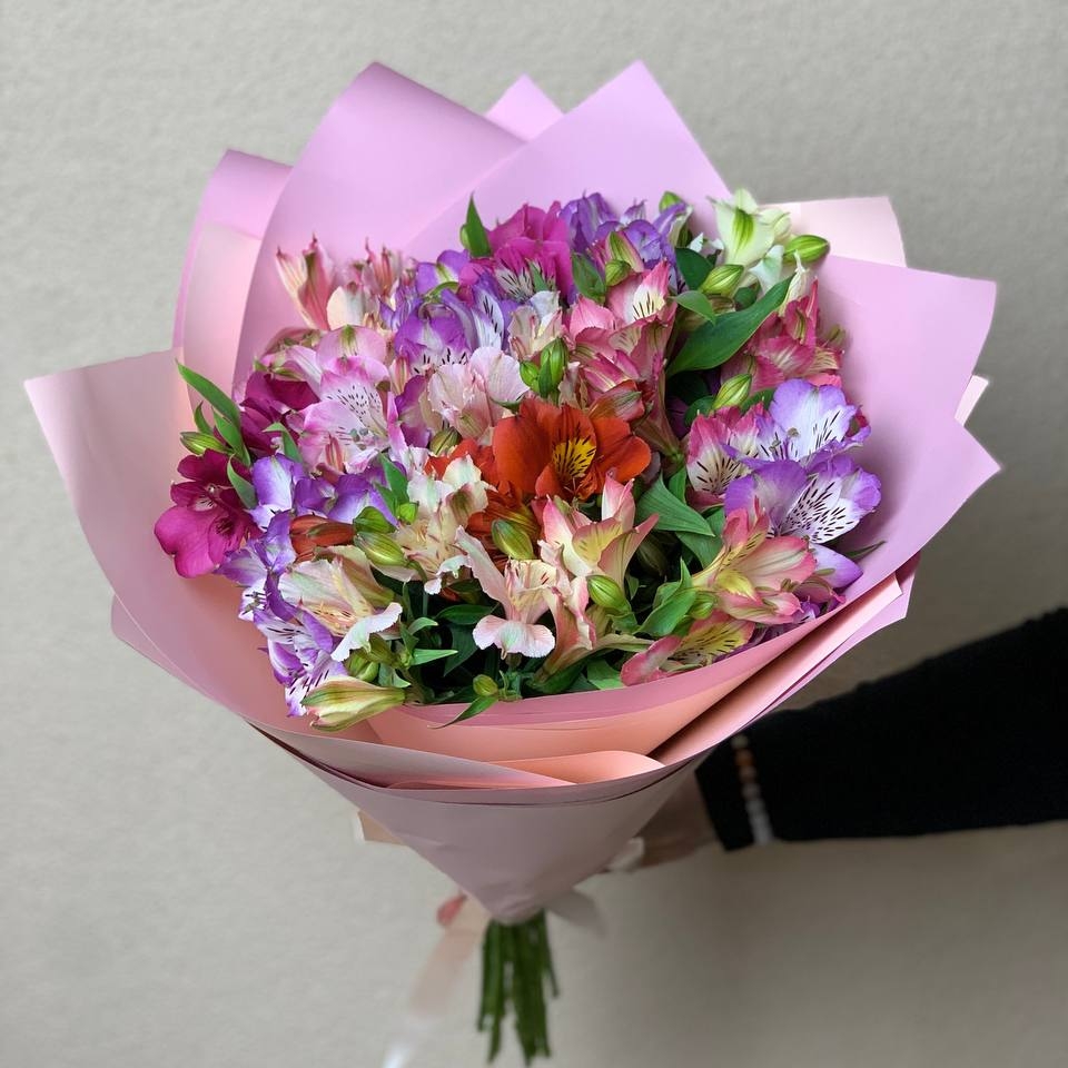 Букет с цветной альстромерией