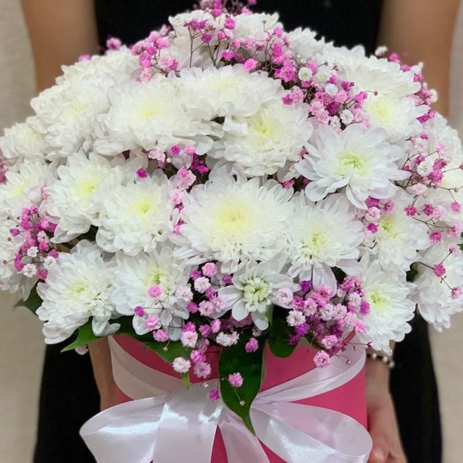 Коробка с хризантемой и розовой гипсофилой