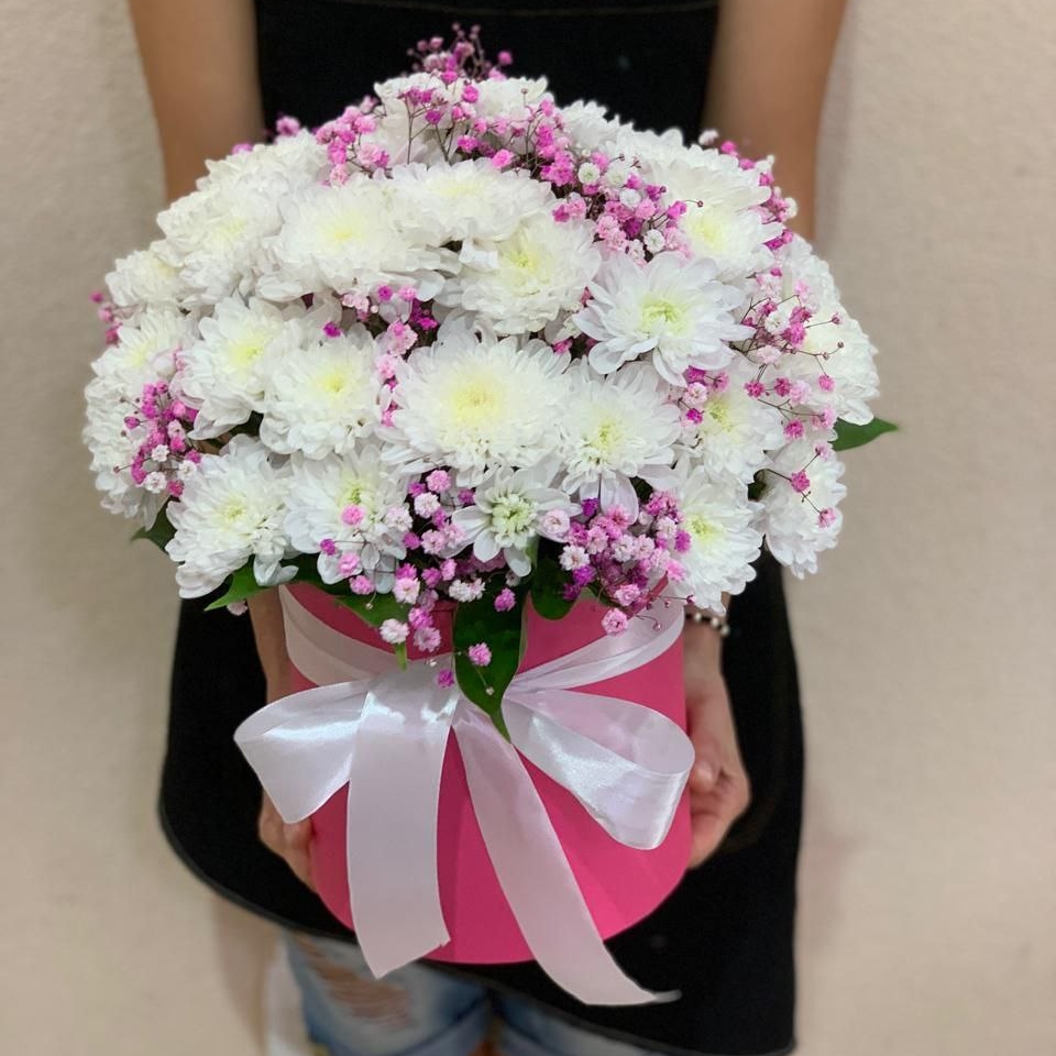 Коробка с хризантемой и розовой гипсофилой