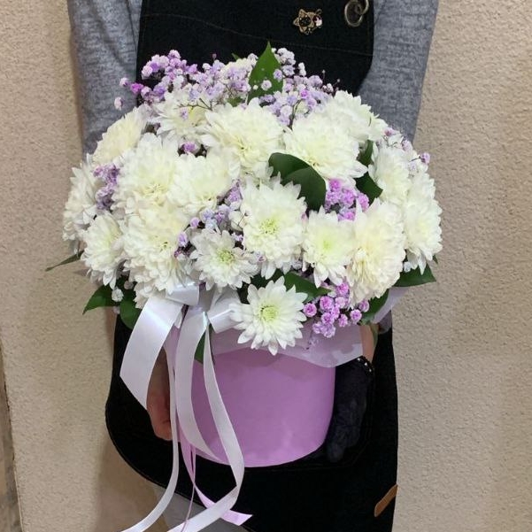 Коробка с хризантемой и сиреневой гипсофилой