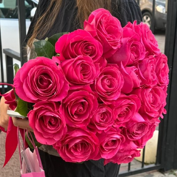 Букет из 21 ароматной розы Пинк Флойд