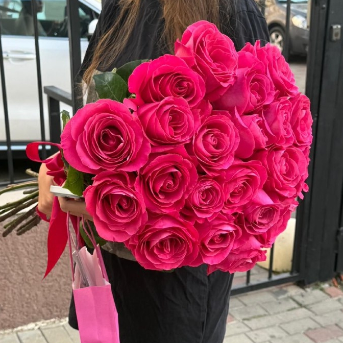 Букет из 21 ароматной розы Пинк Флойд