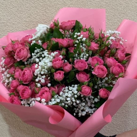Букет  кустовых  роз с гипсофилой