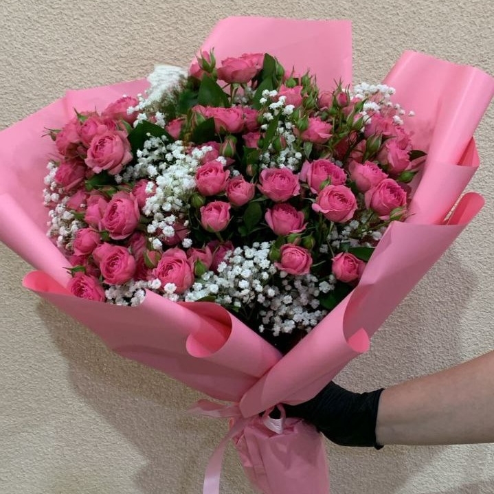 Букет  кустовых  роз с гипсофилой