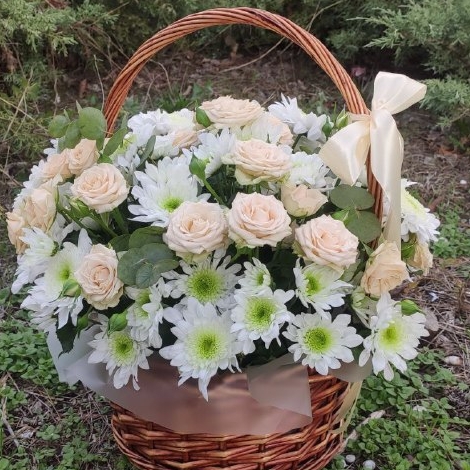 Корзина с кустовыми розами и хризантемами