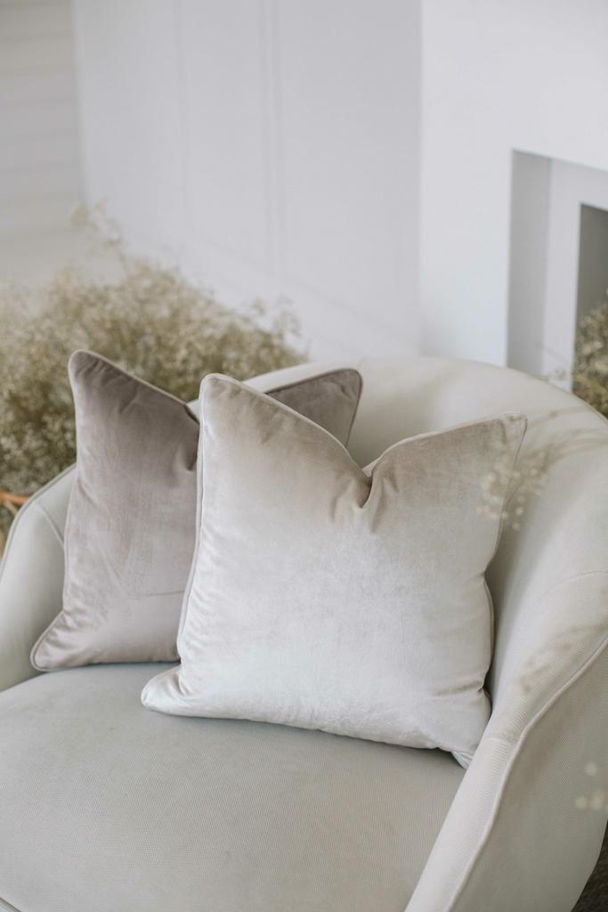 Подушка декоративная "Happy" с кантом, цвет молочный