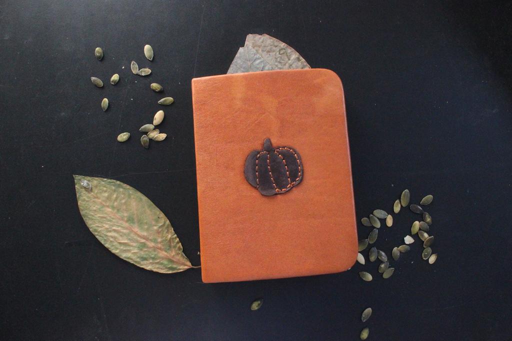 Блокнот ручной работы с кожаной обложкой