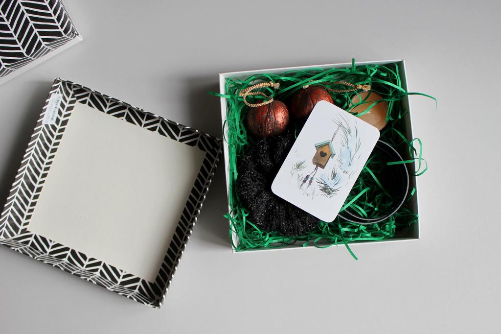 Набор подарков к Новому году: браслет, резинка-скранч, свеча, елочная игрушка