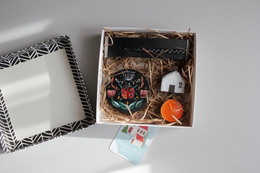 Набор подарков к Новому году: браслет, магнит, свеча, елочная игрушка