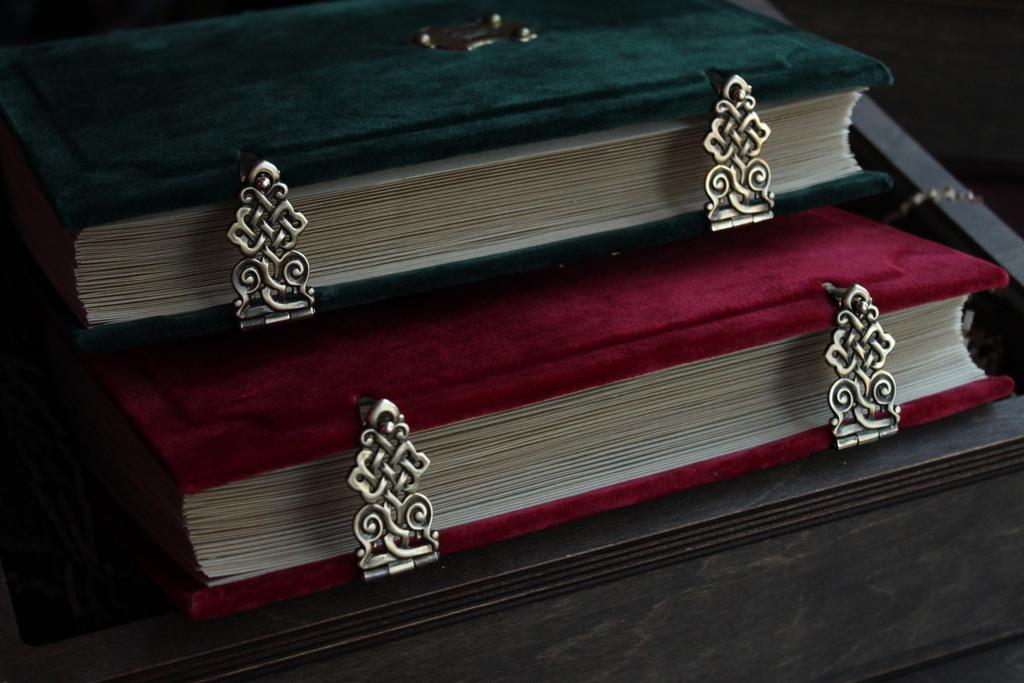 Бархатный фотоальбом VICTORIAN с книжной застежкой