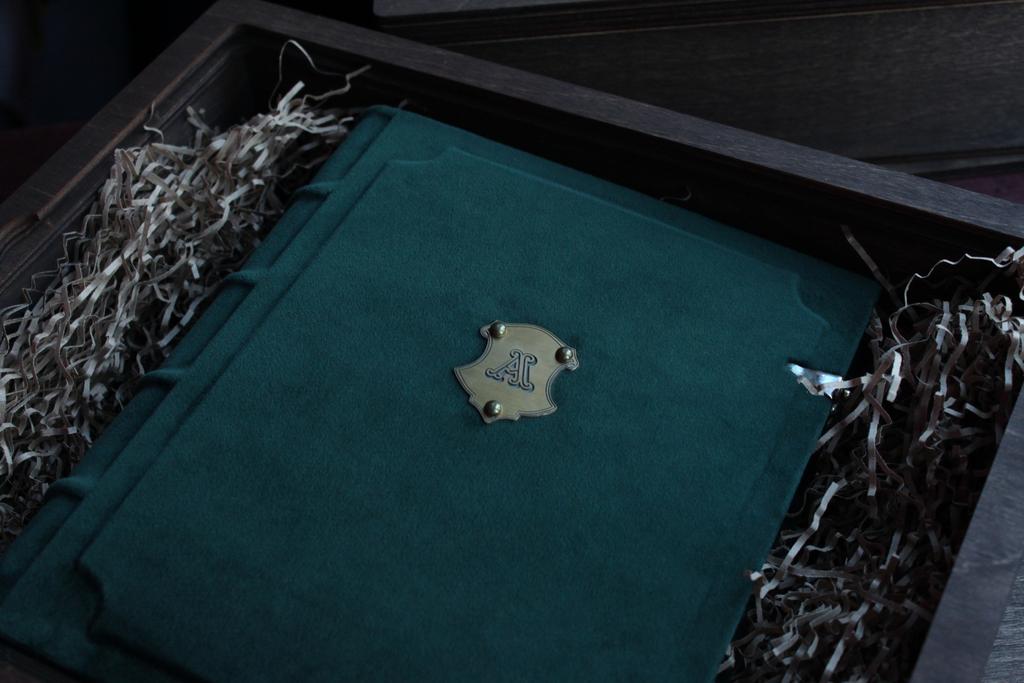 Бархатный фотоальбом VICTORIAN с книжной застежкой