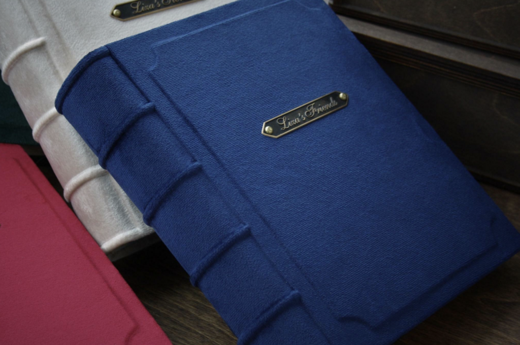 Бархатный фотоальбом HEVER с индивидуальной гравировкой