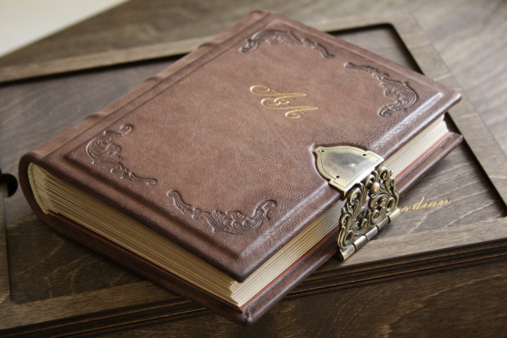 Кожаный фотоальбом с застежкой Vincennes Caramel