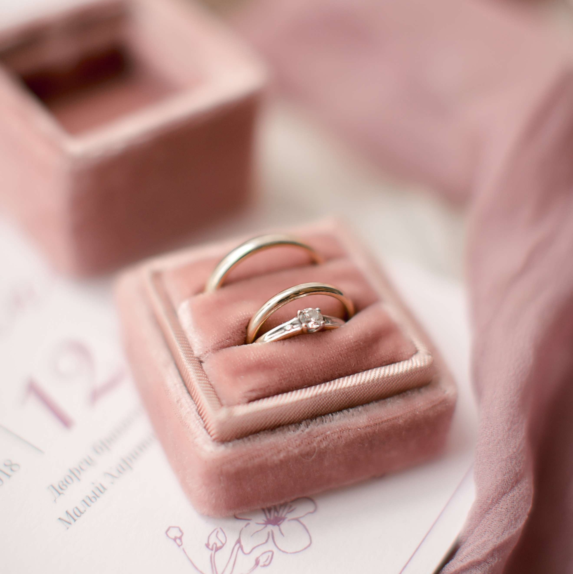 БАРХАТНАЯ КОРОБОЧКА ДЛЯ КОЛЕЦ КВАДРАТ