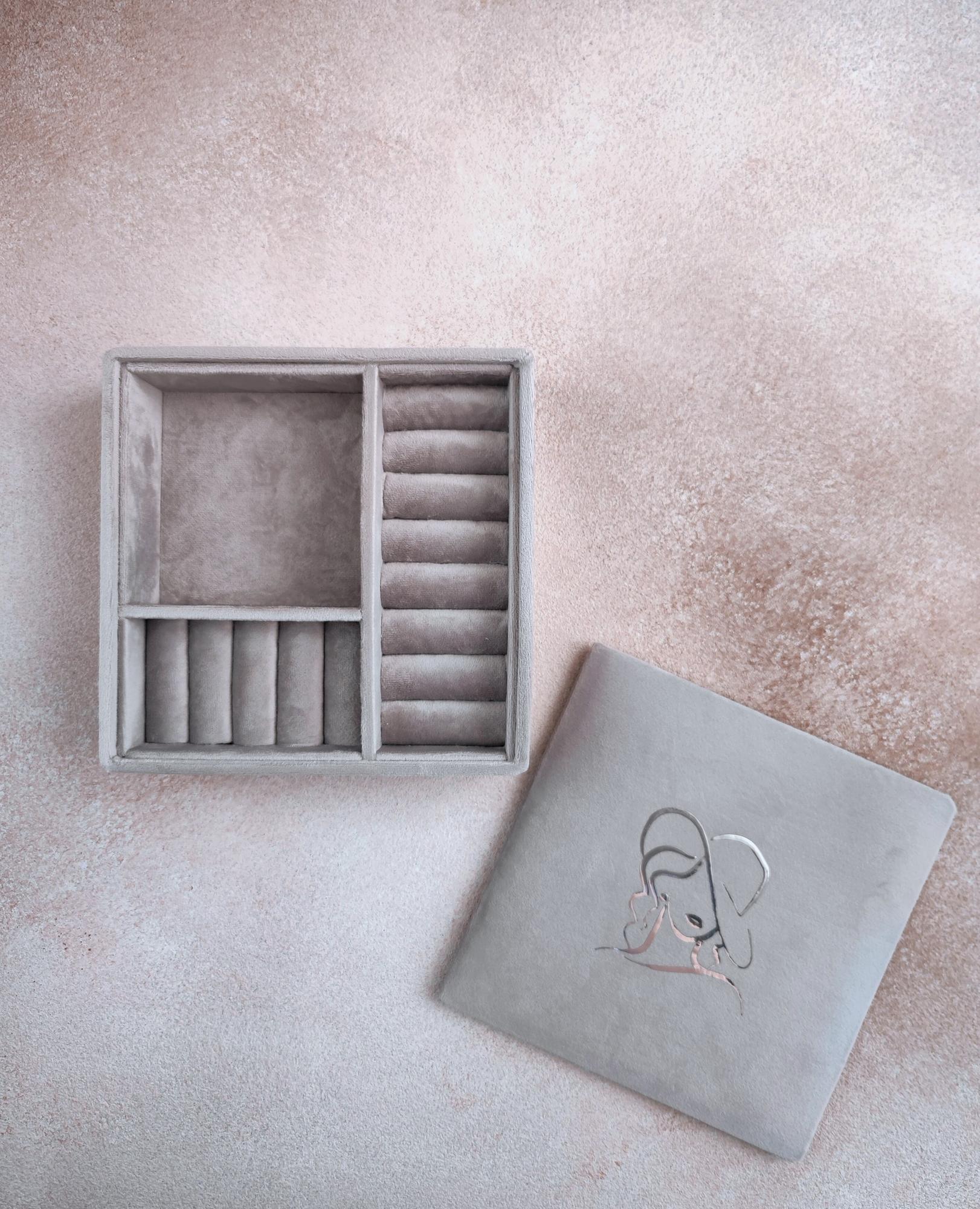 ШКАТУЛКА ДЛЯ УКРАШЕНИЙ размер М (светло-серый цвет бархата)