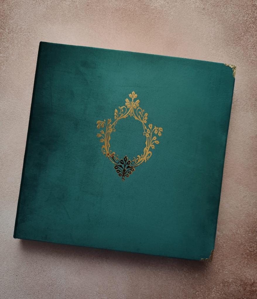 КНИГА ПОЖЕЛАНИЙ 30х30СМ БАРХАТНАЯ (ЛЮБОЙ ЦВЕТ ОБЛОЖКИ)