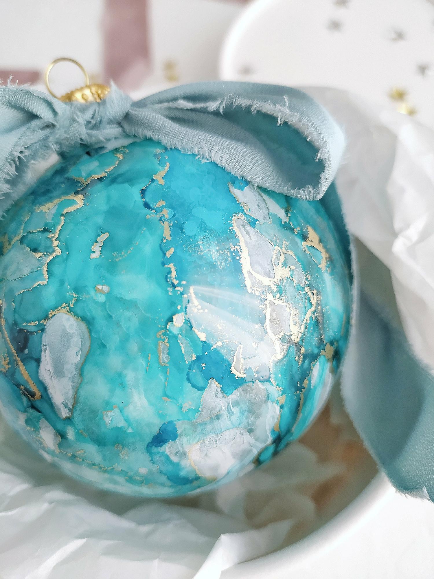 НОВОГОДНЯЯ ИГРУШКА НА ЕЛКУ РУЧНОЙ РАБОТЫ, ШАР "АКВАМАРИН"