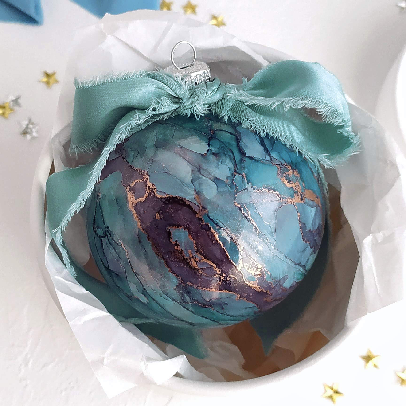 НОВОГОДНЯЯ ИГРУШКА НА ЕЛКУ РУЧНОЙ РАБОТЫ, ШАР "СИНИЙ ТУРМАЛИН"