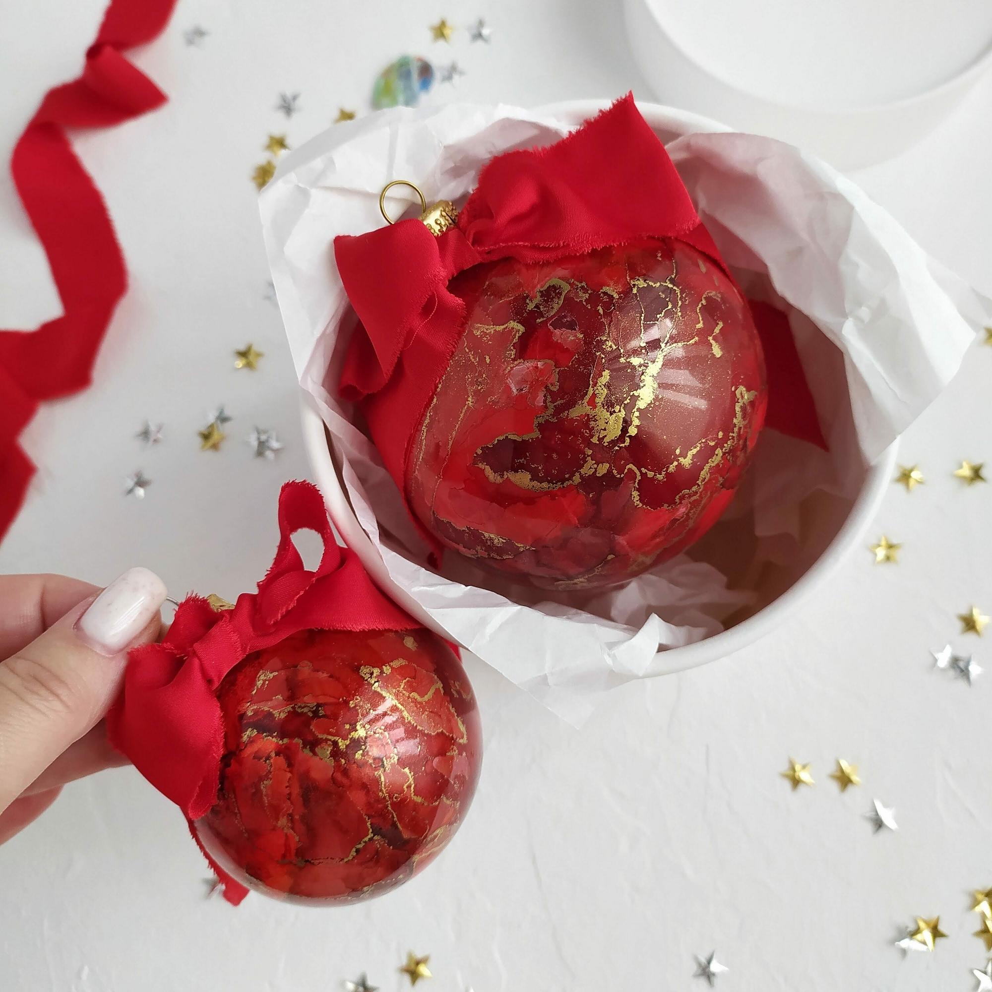 НОВОГОДНЯЯ ИГРУШКА НА ЕЛКУ РУЧНОЙ РАБОТЫ, ШАР "КРАСНЫЙ АЛМАЗ"