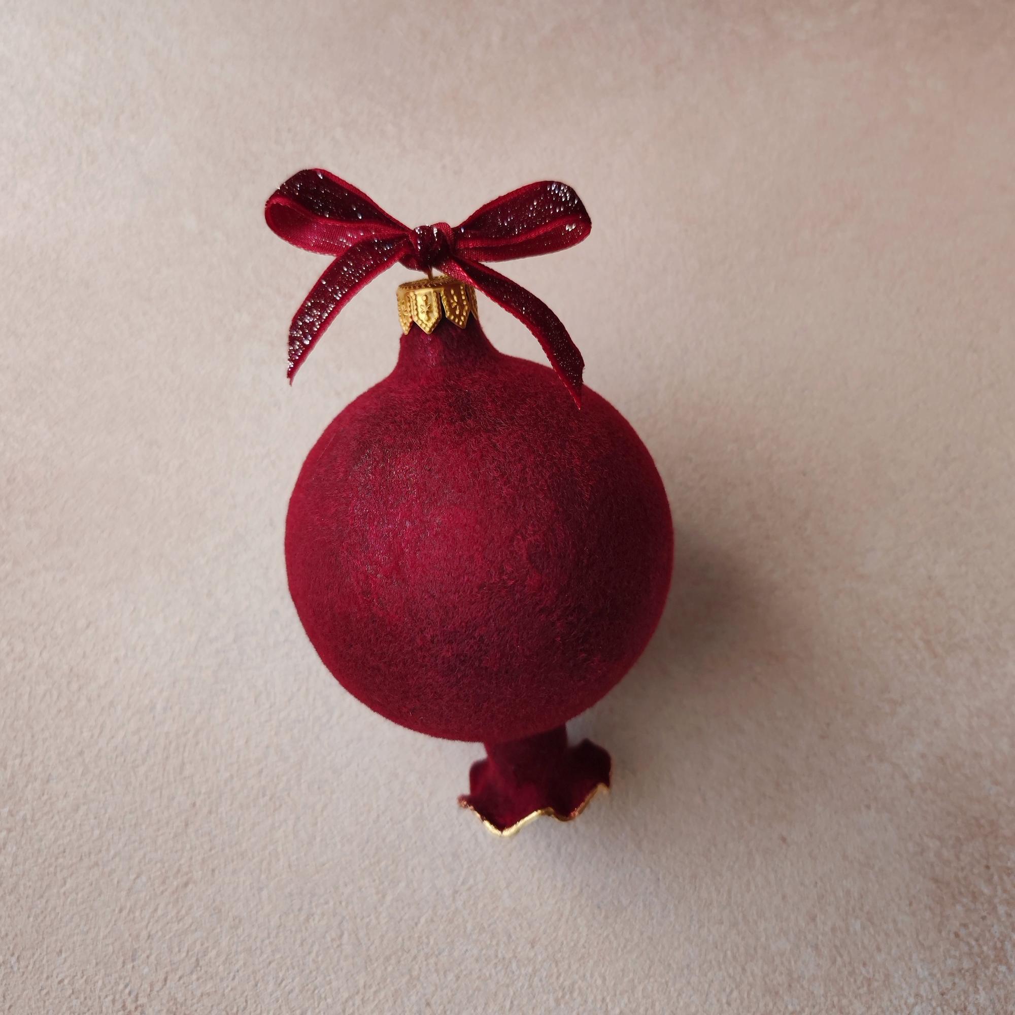 ИГРУШКА НА ЕЛКУ РУЧНОЙ РАБОТЫ, "ГРАНАТ БАРХАТНЫЙ"