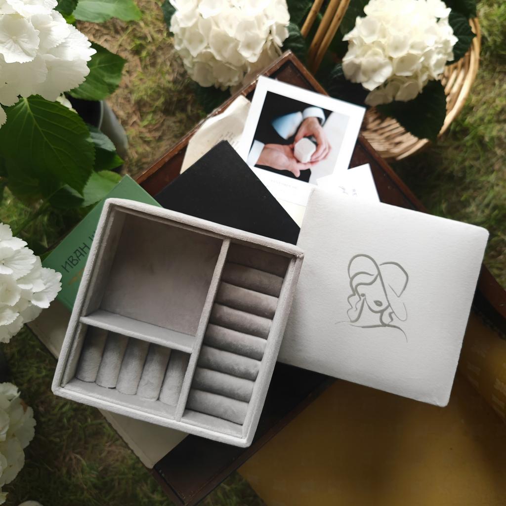 ШКАТУЛКА ДЛЯ УКРАШЕНИЙ (СВЕТЛО-СЕРАЯ, М)