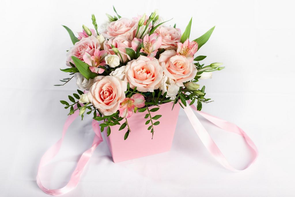 Арт. 38 Композиция с розовыми розами в квадратной коробке