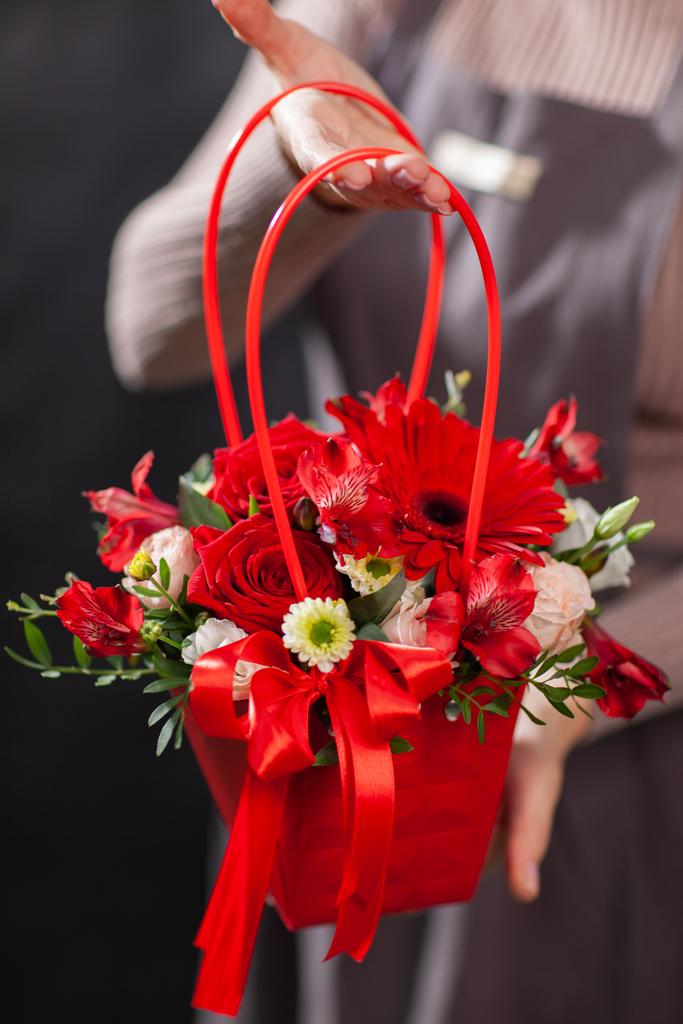 Арт. 54 Композиция в красной сумочке с красной герберой