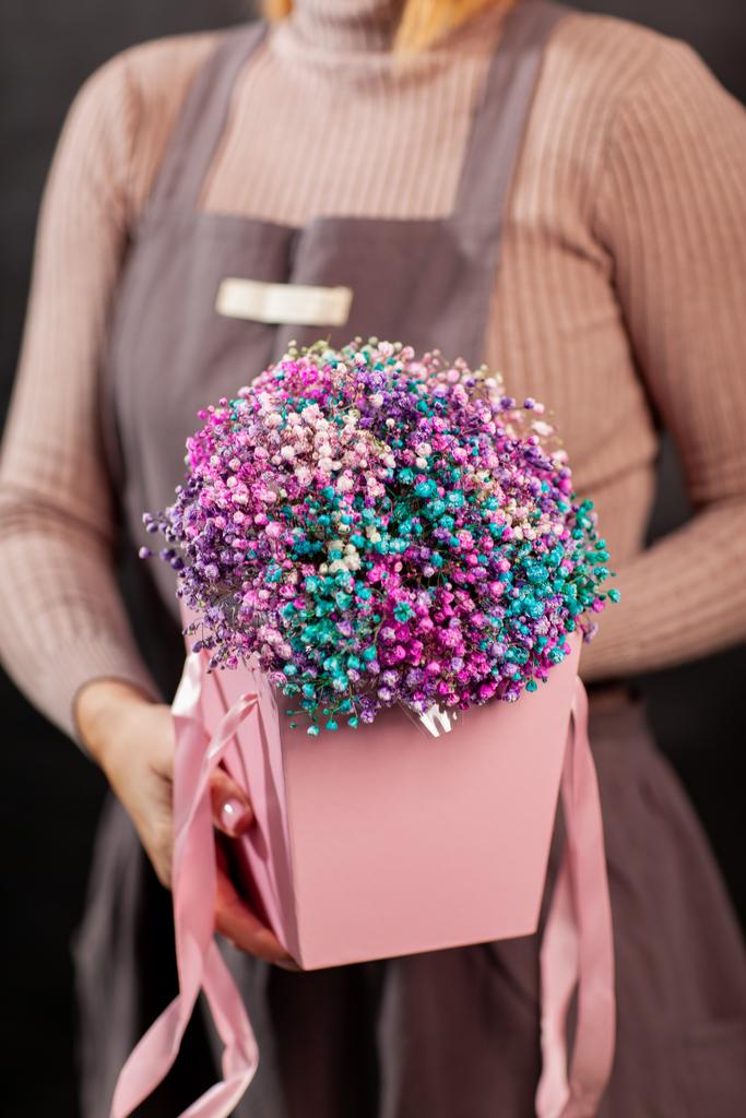 Арт. 55 Композиция с цветной гипсофилой в квадратной коробке