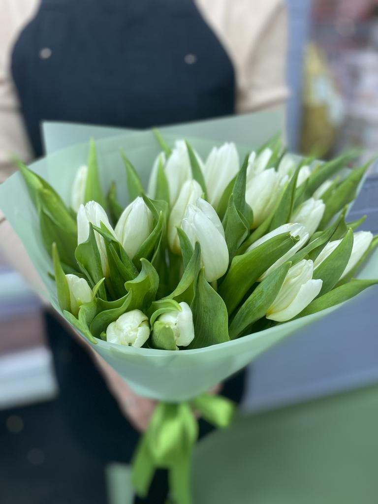 Арт. 77 Букет с белыми тюльпанами