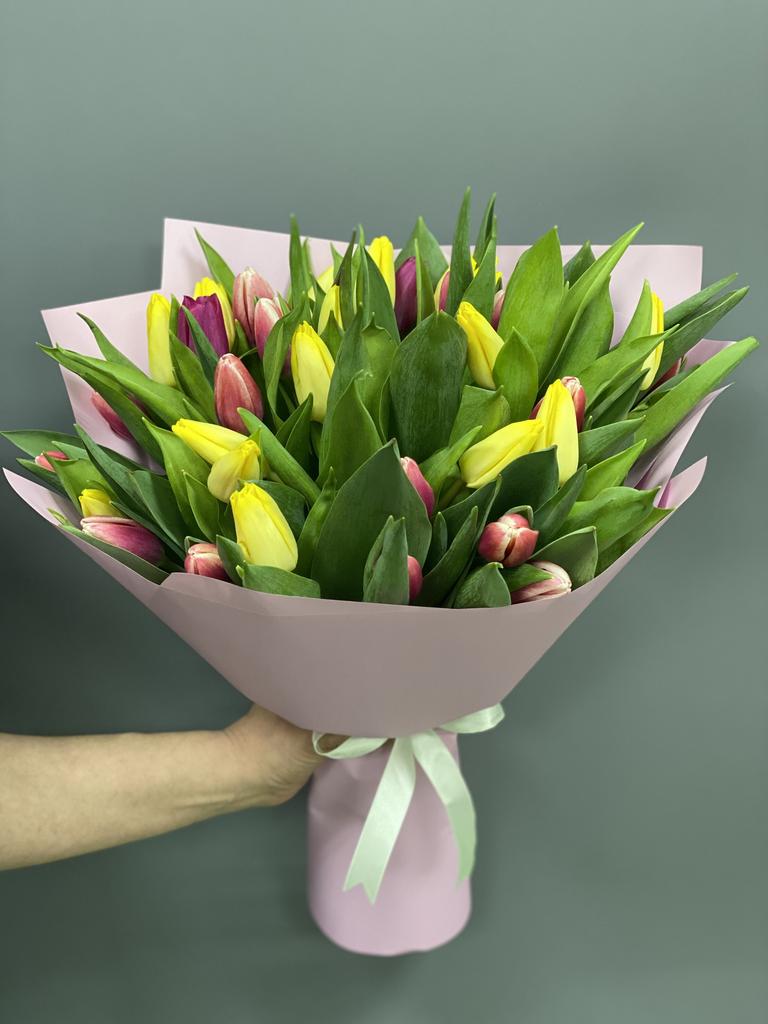 Арт. 90 Весенний букет с желтыми и розовыми тюльпанами