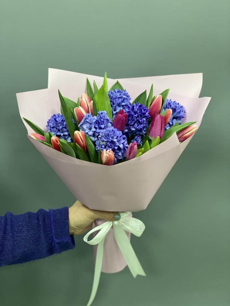 Арт. 91 Весенний букет с розовыми тюльпанами и гиацинтами