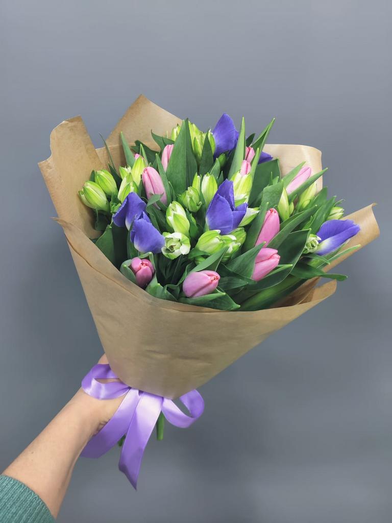 Арт. 99 Весенний букет с тюльпанами и ирисами