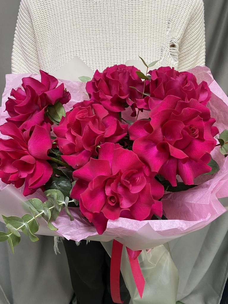 Арт. 140 Букет с малиновыми французскими розами и эвкалиптом