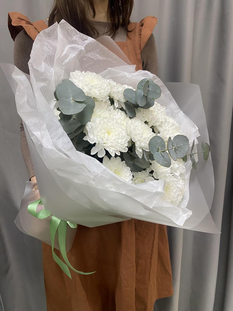 Арт. 142 Букет Белая хризантема с эвкалиптом